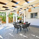 Harmony Garden House 이알리소스