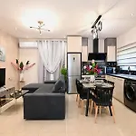 Harmony Garden House 이알리소스